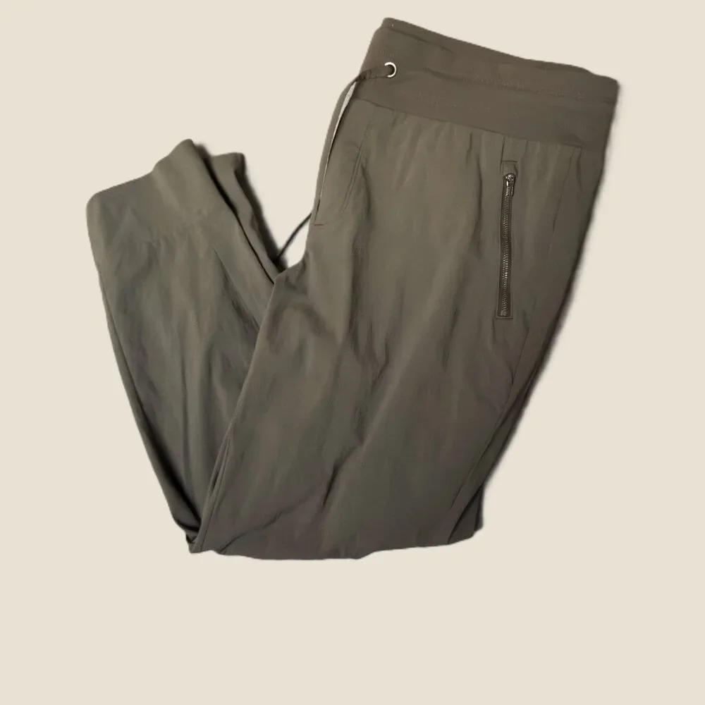 Athleta Trekkie North Jogger Olive Travel Athleisure Hi-Rise Zip Pkts Sz 16 - Picture 6 of 7